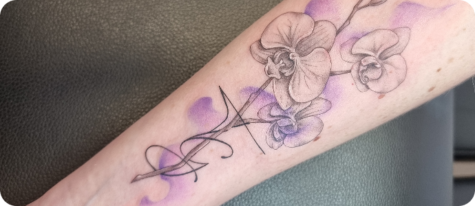 Fleurs violettes avant bras